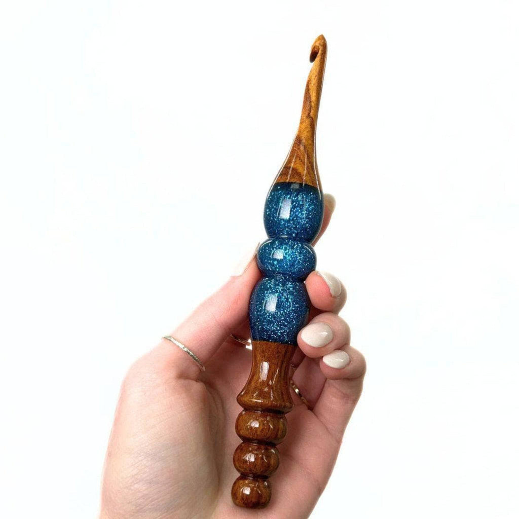 Sparkle Rosewood Ergonomic Crochet Hook – Handcrafted Wood Hook for Crocheters
