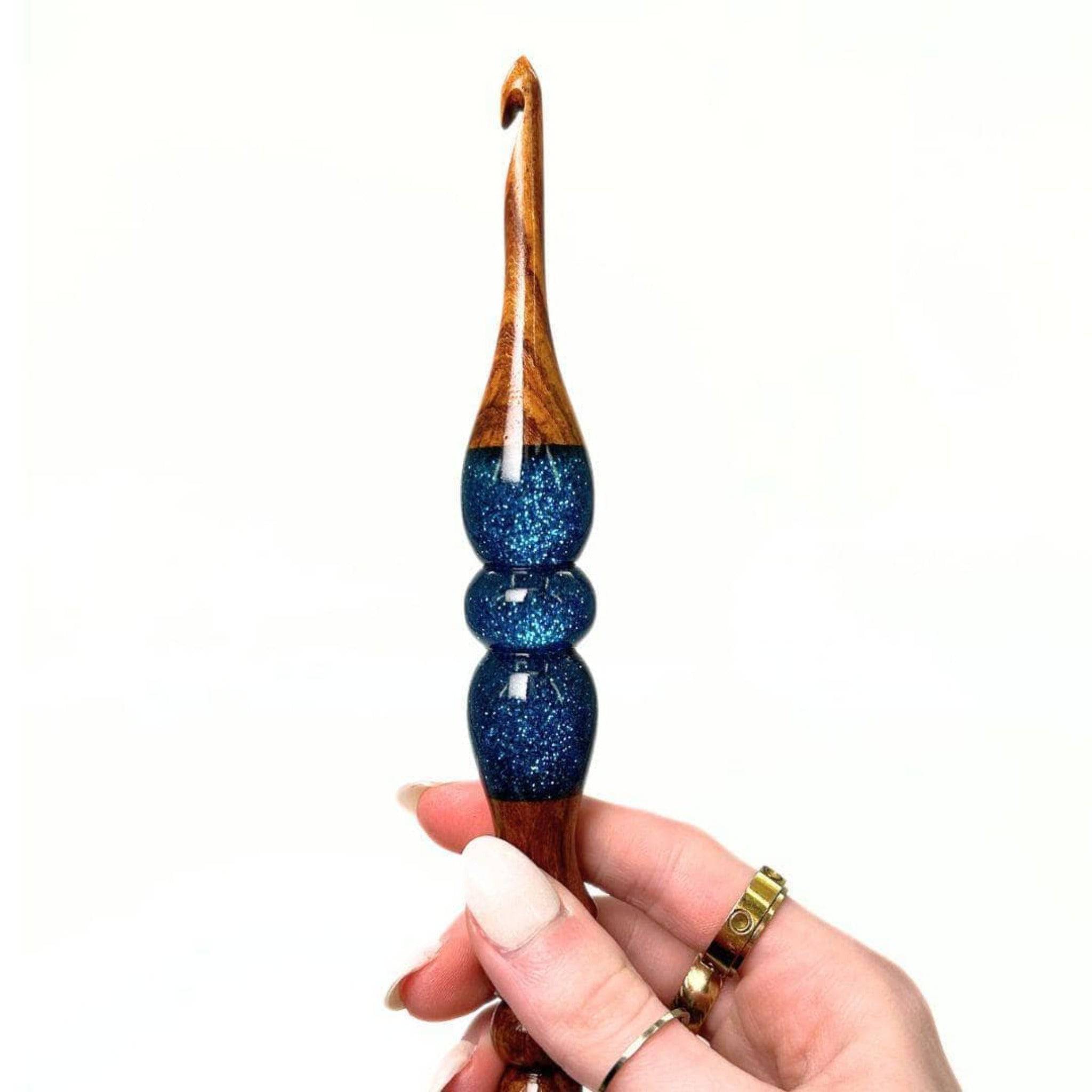Sparkle Rosewood Ergonomic Crochet Hook – Handcrafted Wood Hook for Crocheters